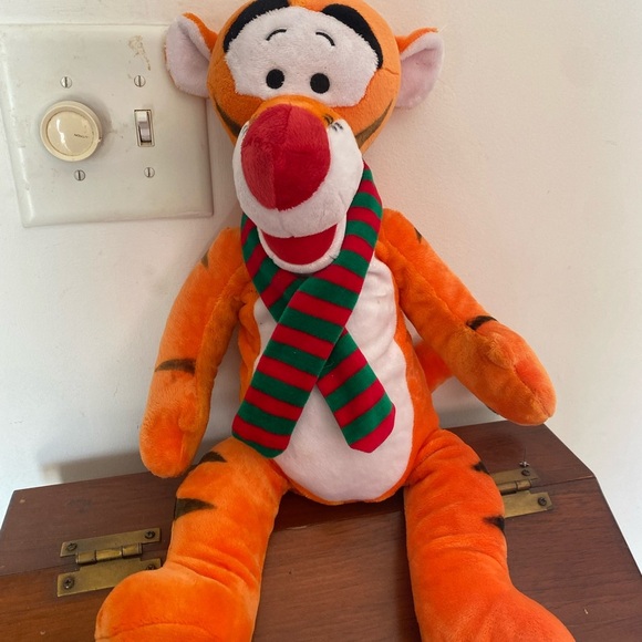New Disney Holiday Tigger - Picture 3 of 6